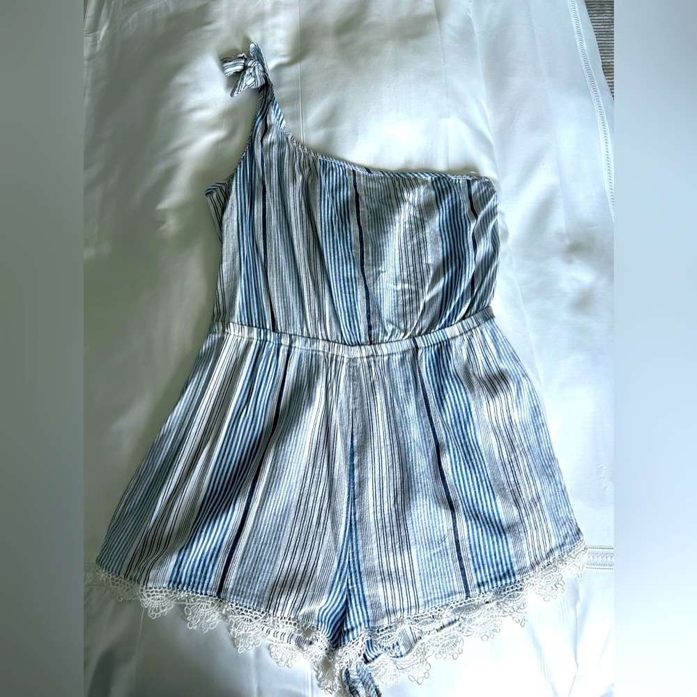 Abercrombie & Fitch coverup. One shoulder. Sz large. Blue/white stripe. Adorable